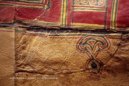 Image du Maroc Professionnelle de  Détail d'un coussin en cuir du Sud (pouf) qui fait partie de l'artisanat du sud du Maroc, cet objet teint avec des couleurs naturelles est exposé à l'extérieur d'un  Bazar accolé à la Kasbah de Taourirt à  Ouarzazate au sud du Maroc le 23 Août 1997. (Photo / Abdeljalil Bounhar)

 